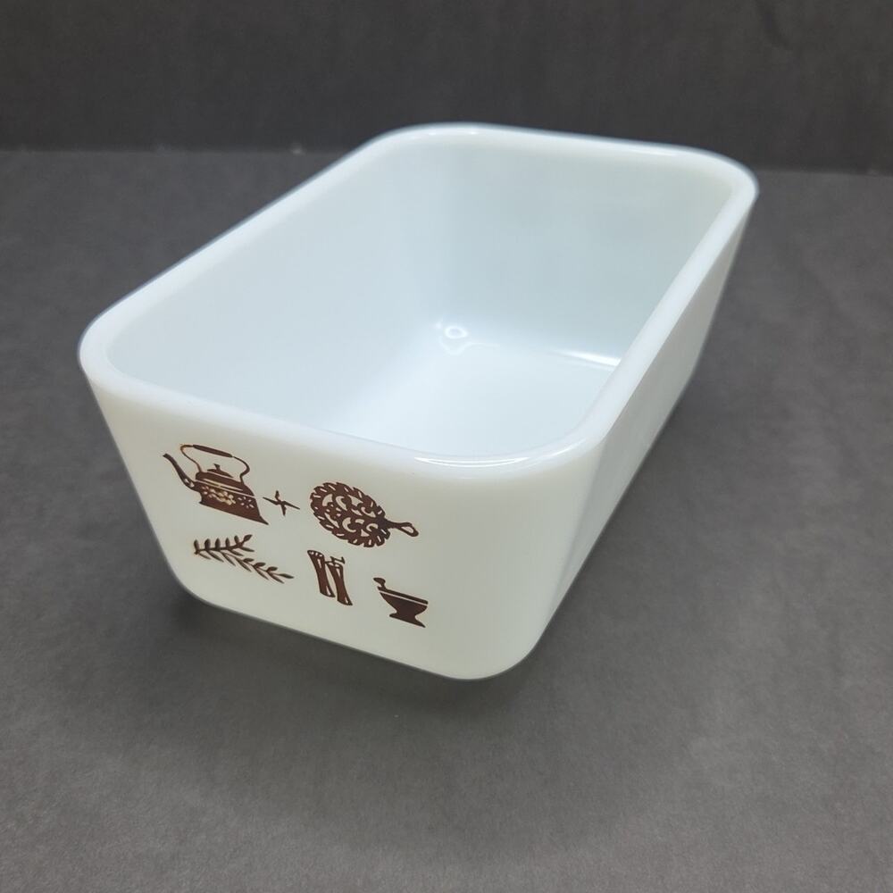 Pyrex Early American 1-1/2 Pint Refrigerator Dish 502 Fridgie White Brown USA